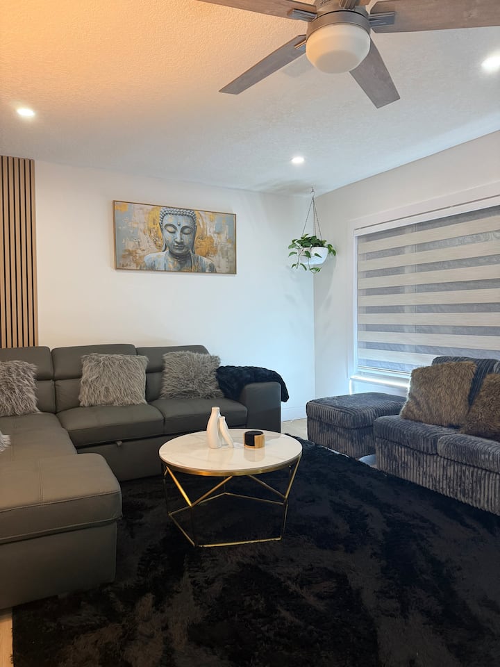 Spacious 4br Family Retreat In Surrey–modern Home - Surrey