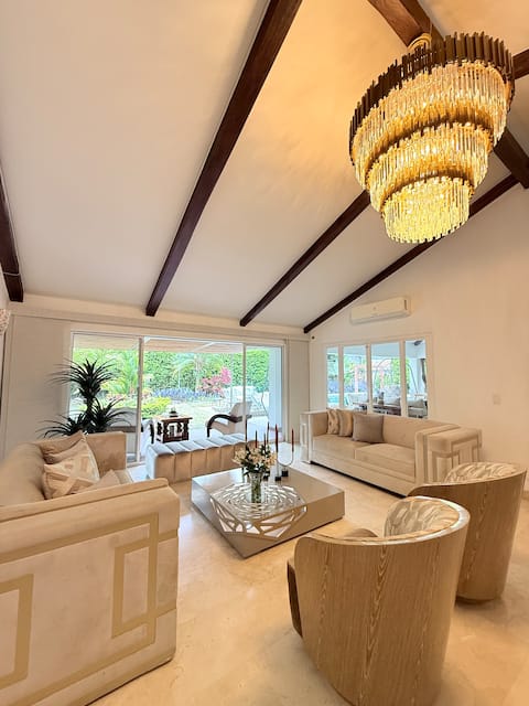 Successful Airbnb property: House: Quebrada Río Pance - 20 people - A/C in Parcelaciones Pance