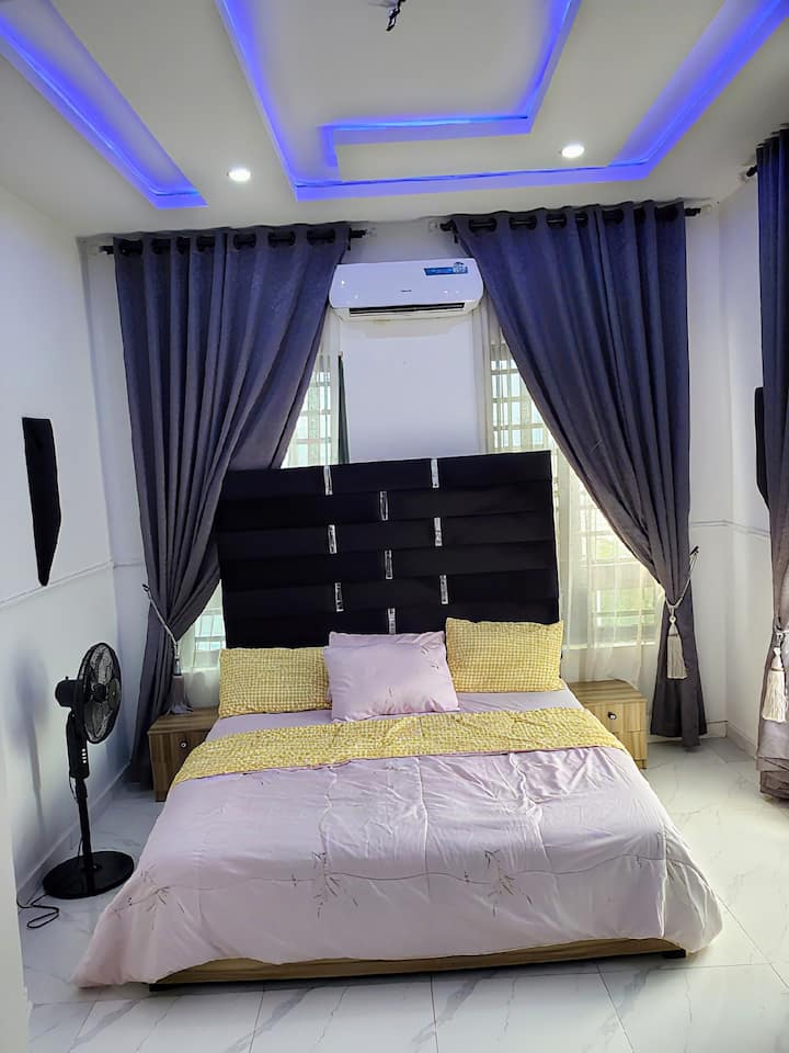 Брачен кревет (широк 180 – 220 см) и перници, пренослив вентилатор