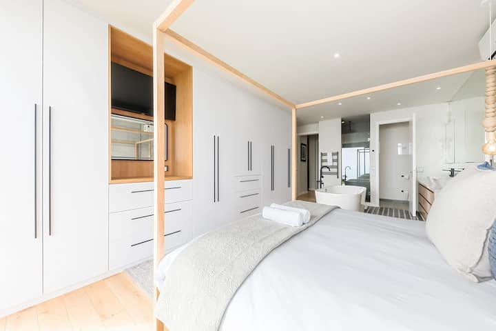 Спална соба 5 во Happy Days Penthouse има кревет со четири столбови, телевизор, самостојна бања и сопствен апартман, нудејќи луксузно и спокојно место за одмор со неверојатен поглед.