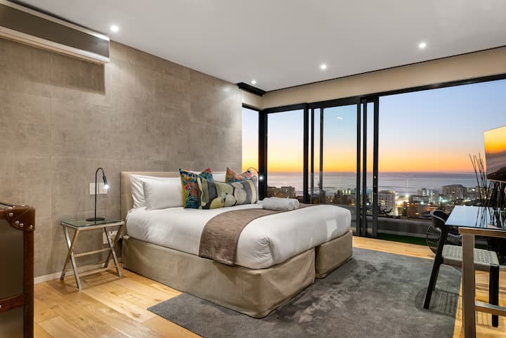 Уживајте во удобни ноќевања на Netflix во Happy Days, неверојатен поглед кон океанот за оние незаборавни вечери во Кејптаун во оваа втора главна спална соба, на вториот кат