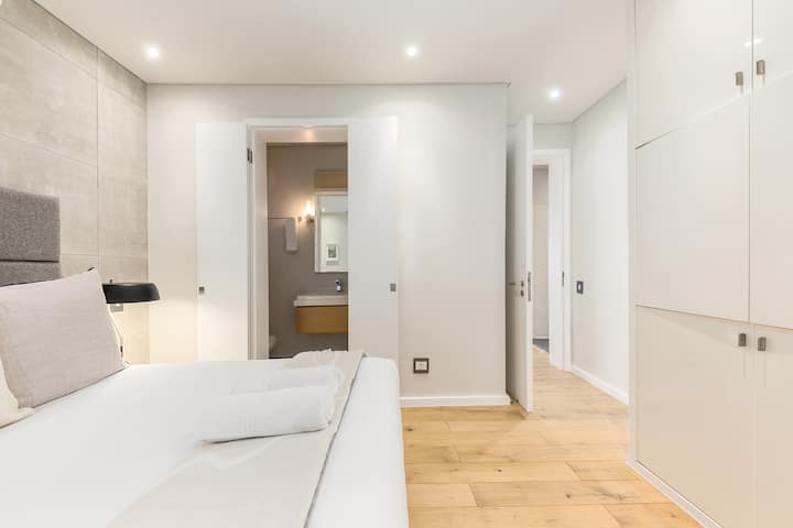 Уживајте во убаво дизајниран простор со кадифена постелнина, функционален работен простор и совршен спој на приватност и стил. Идеално за опуштање или фокусирање во мирна, климатизирана средина.