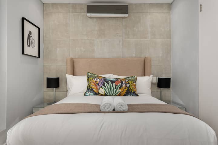 Опуштете се со стил во Happy Days Penthouse, каде што плиш креветот и модерниот клима уред ви обезбедуваат удобност дење и ноќе. Секој детаљ е дизајниран за мирен, луксузен и мирен престој во вашето приватно место за одмор.