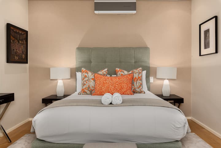 Влезете во спалната соба 3 во пентхаусот Happy Days, каде што пространата елеганција се среќава со спокојниот луксуз. Со својата плишана постелнина, стилски сопствен апартман и внимателно осмислен дизајн, нуди совршен спој на удобност и спокојство за мирен престој.