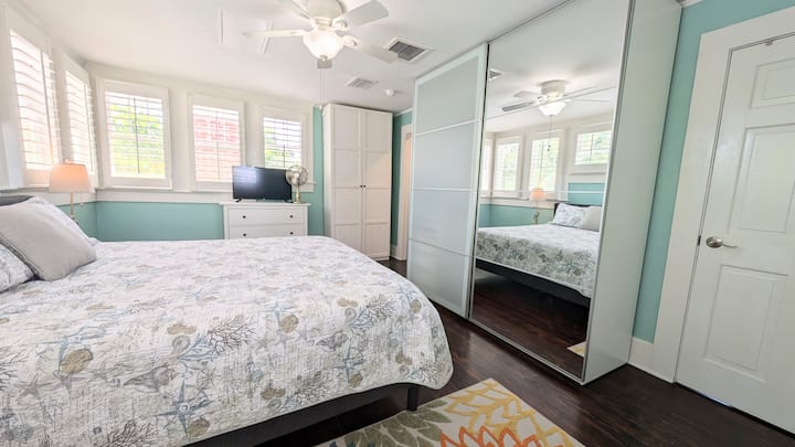 Dhoma e gjumit 1: Me një krevat dopio "king" dhe banjë ngjitur, thekse të frymëzuara nga bregdeti dhe një pamje të qetë të palmave që lëkunden, të duket si një pushim privat. E përkryer për mëngjeset dembele, dremitjet e pasdites ose mbylljen pas një dite eksplorimi në Fort Myers.