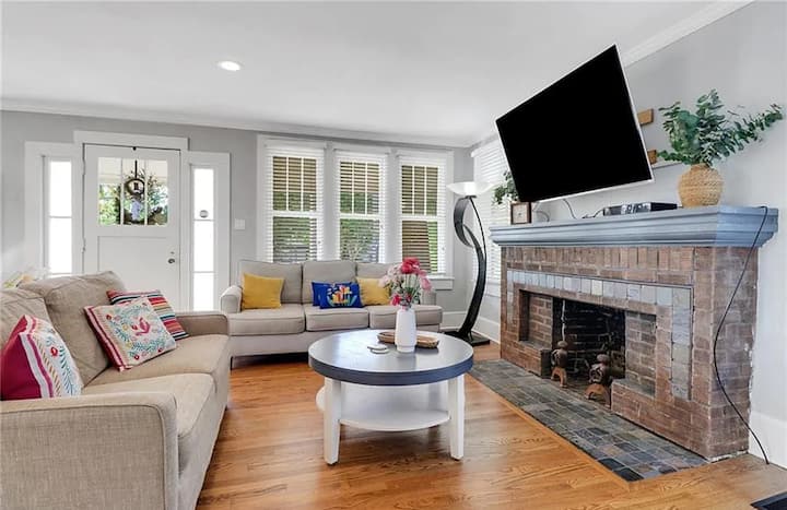 Ambienti i ndenjjes: Si bonus, divani me dalje e transformon lehtësisht këtë sallë të rehatshme në një hapësirë të rehatshme gjumi shtesë kur është e nevojshme — fantastike për qëndrime fleksibël në grup!