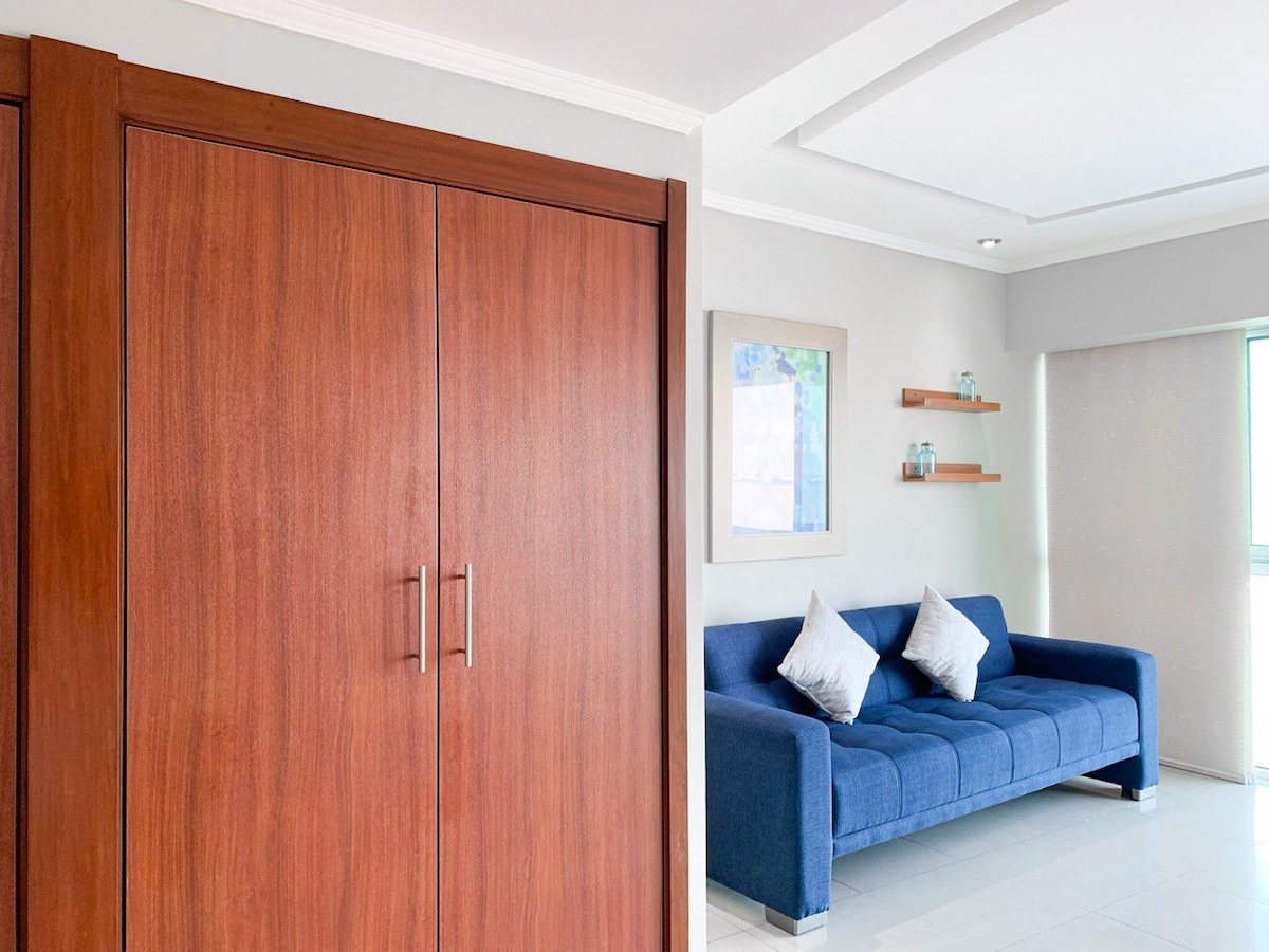 Ელეგანტური ✨ ორგანიზაცია: ინტეგრირებული გარდერობი ფუნქციონალურობას ახდენს დიზაინის ჰარმონიის დარღვევის გარეშე. Იდეალურია თანამედროვე და მყუდრო ატმოსფეროს შესანარჩუნებლად ✨