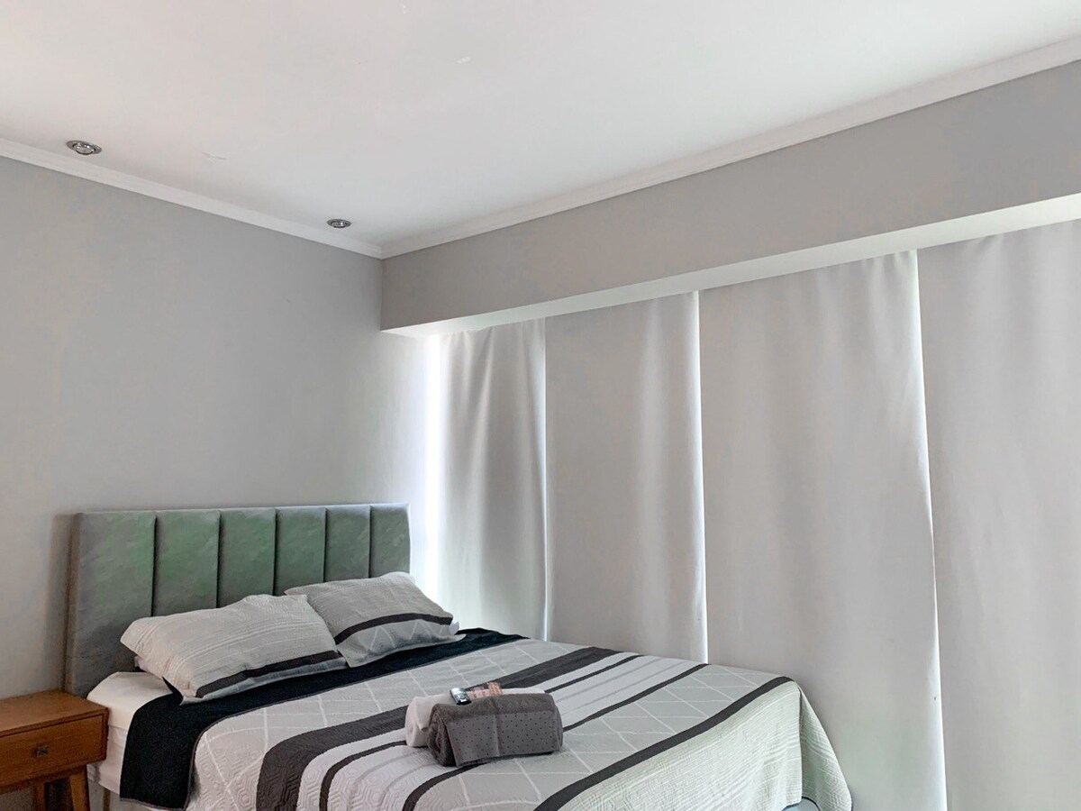 Საწოლი მწვანე თავსაფრით და თეთრეული ნეიტრალურ ტონებში გიწვევთ დასასვენებლად✨, ხოლო ფანჯრებიდან იშლება შთამაგონებელი ხედები. Ყველა დეტალი განკუთვნილია თქვენი კომფორტისა და სიმშვიდისთვის✨.