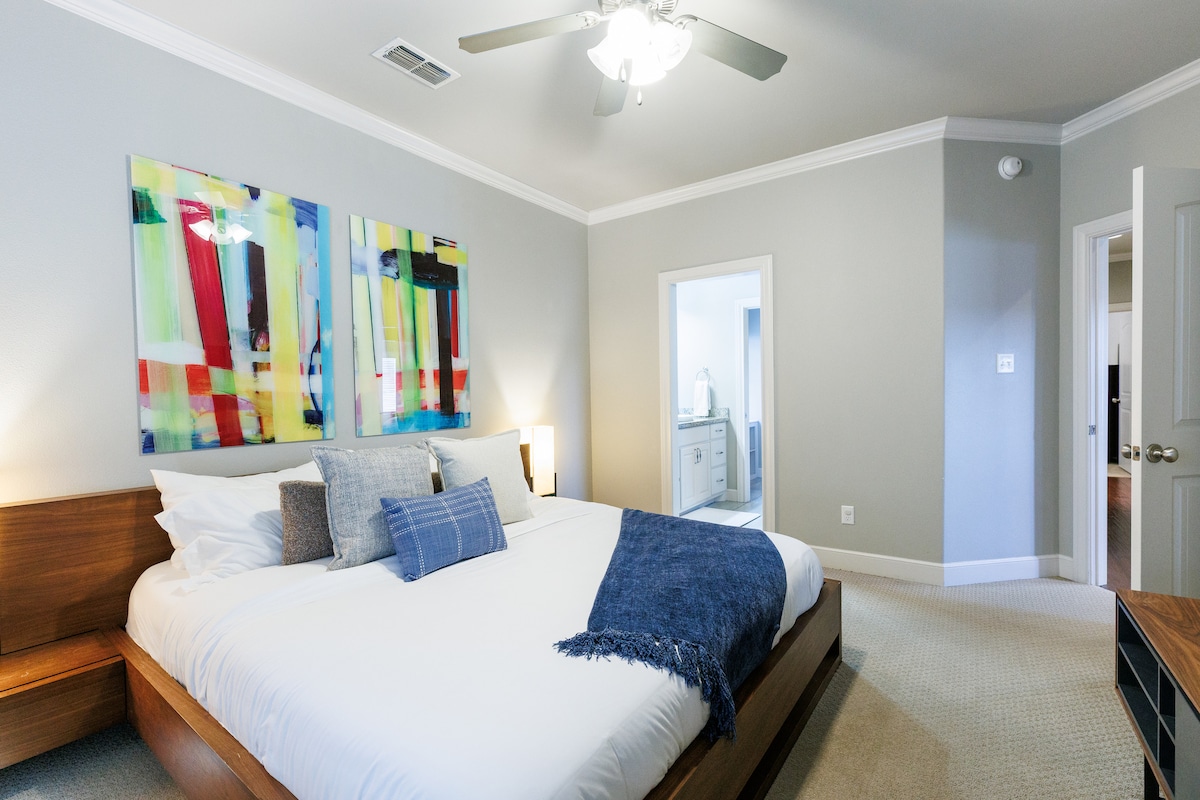 Ярка и привлекателна. Тази уютна спалня разполага с плюшено двойно легло, модерни художествени акценти и успокояващи тонове. Включва и прилежаща баня тип „Джак и Джил “, която предлага както комфорт, така и удобство за гостите, които споделят помещението.