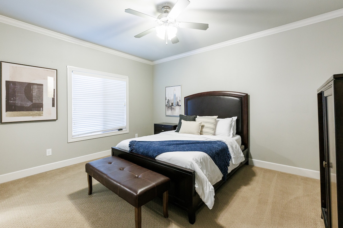 Уютна стая с двойно легло, стол в подножието и топла естествена светлина. Свързва се с обща баня тип „Джак и Джил “, идеална за гости, търсещи комфорт и уединение.