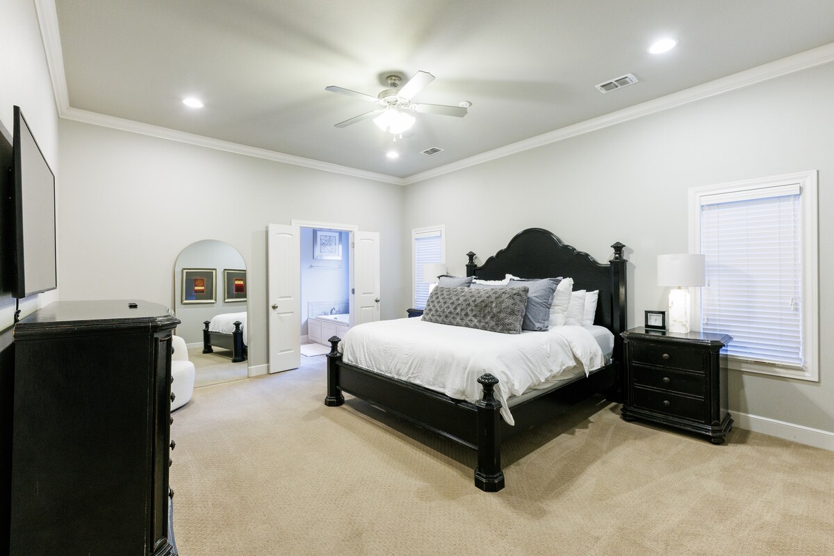 Просторна и спокойна. Тази родителска спалня на долния етаж разполага с двойно легло king size и е единствената спалня с телевизор. Разположен до пералното помещение и достъпен през кухнята, той разполага и с голяма самостоятелна баня и меко осветление за спокойни нощи.