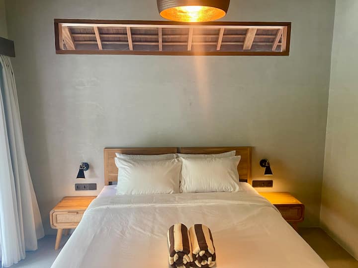 ניתן להמיר את המיטה בגודל קינג סייז לשתי מיטות יחיד נוחות. מושלם לחברים או למשפחה שנוסעים יחד.