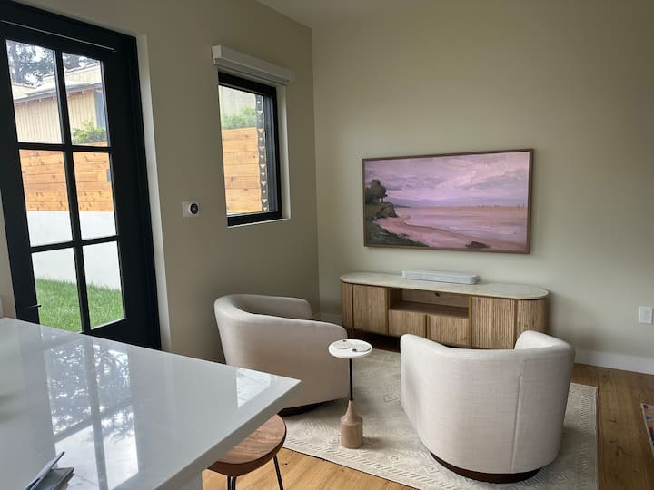 Modern Studio; Central, Peaceful & Work-friendly - Santa Monica, CA