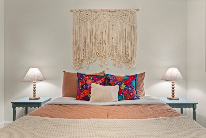 เช็คมอร์นิ่ง? กระจกยาวเต็มตัวเหมาะสำหรับการเตรียมตัว ในขณะที่เครื่องนอนที่สบายและแสงไฟที่นุ่มนวลช่วยให้ผ่อนคลาย