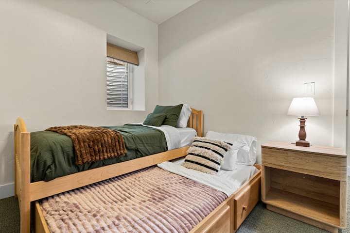 เตียงแฝดสบายๆ พร้อมเตียงเลื่อนออกมาใต้เตียง เหมาะสำหรับพี่น้อง เด็กๆ หรือผู้เข้าพักเสริม