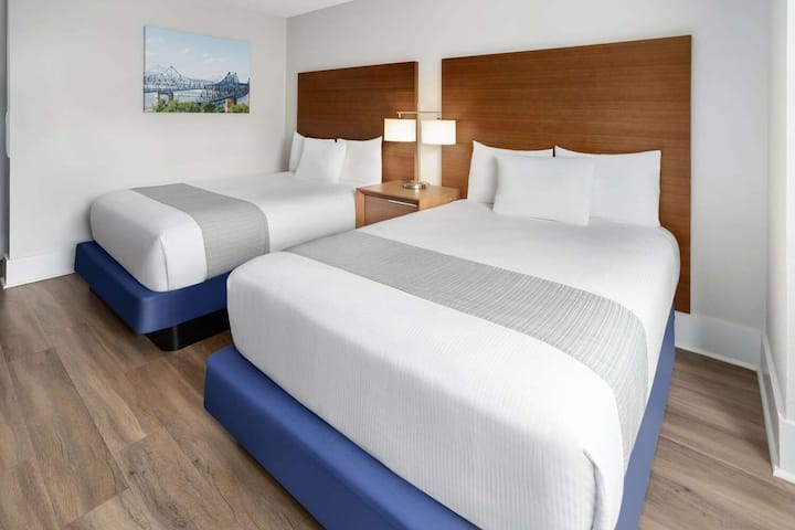 Waterview Hotel | Deluxe Room | Casino | Pool - Vicksburg, MS
