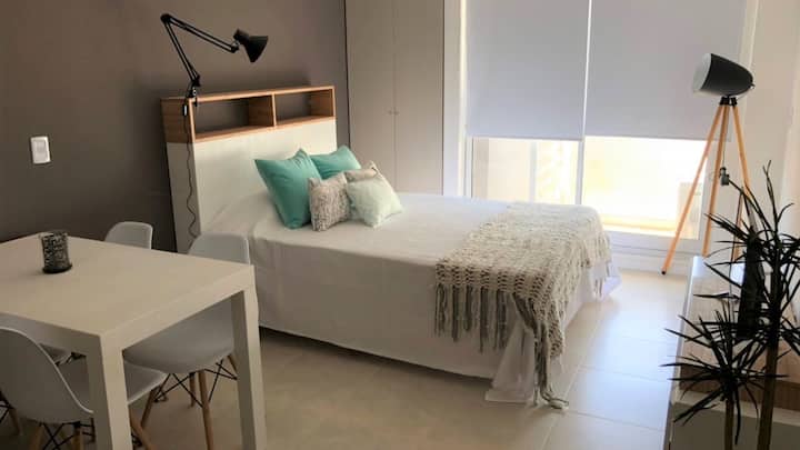 Квартира-студия в San Nicolás с мебелью и террасным бассейном