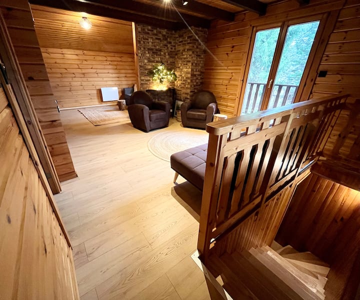 Le Salon 2 à l'étage est un double salon avec un espace détente et accès au balcon.