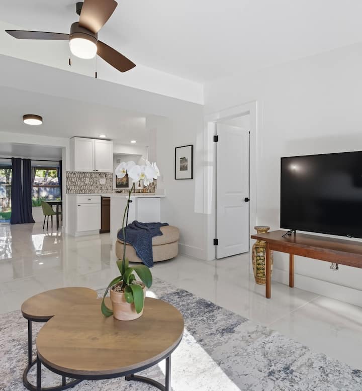Beautiful Remodeled Home Close To Downtown & Beach - Naples, FL