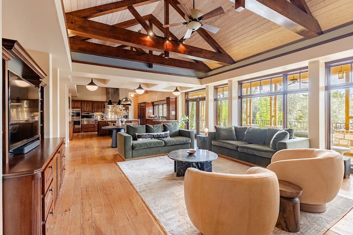Luxe Estate, Spa Bathroom, Pool, Observation Deck - Driftwood, TX