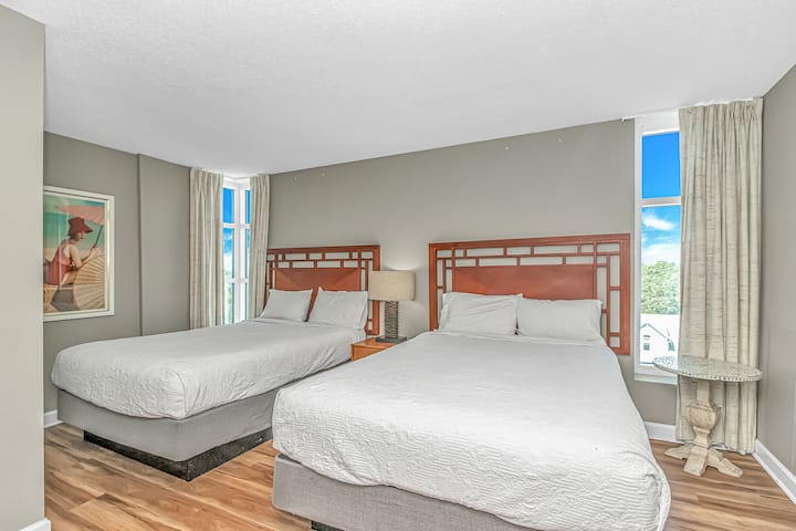 Cómodo dormitorio con dos camas tamaño queen y mucha luz natural.