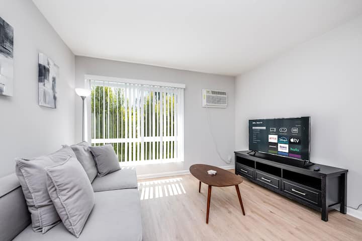 New! Renovated Apt W New Furniture & Appliances - Los Angeles, CA