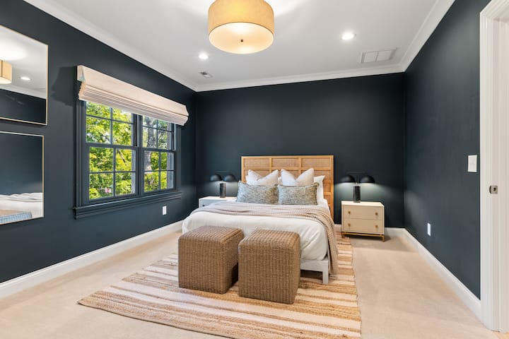 ห้องนอนหรูหรากว้างขวางพร้อมเตียงควีนไซส์ ห้องน้ำในตัว และพื้นที่ตู้เสื้อผ้ามากมาย