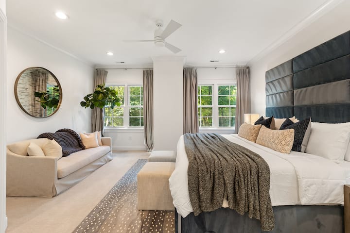 ห้องนอนกว้างขวางมีเตียงคิงไซส์ ห้องน้ำในตัว ตู้เสื้อผ้าขนาดใหญ่ พัดลมเพดาน และแสงธรรมชาติสว่างมาก 