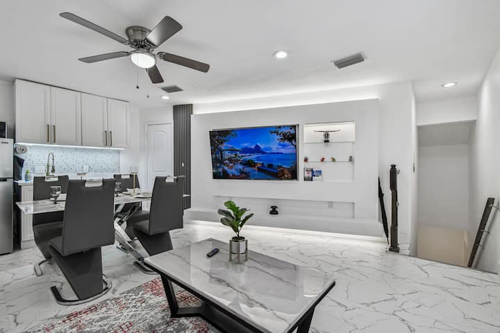 Stylish Poolside Oasis W/ Fire Pit & Lounge Access - Tampa, FL
