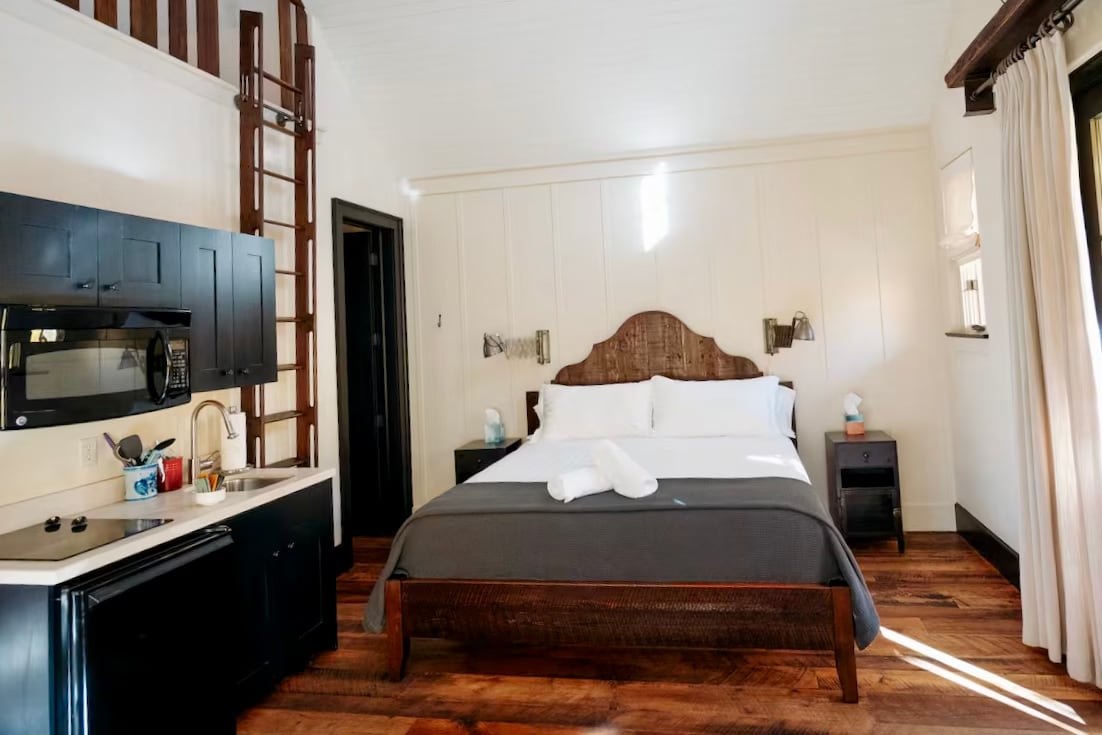 يضم جناح تريهاوس سرير كينج وشقة علوية مع سريرين مزدوجين. مطبخ صغير وحمام خاص.