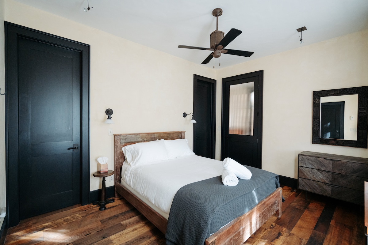 الطابق الأول، غرفة نوم كوين، مع حمام خاص، بالإضافة إلى مطبخ صغير ومدخل خاص، مع فناء.