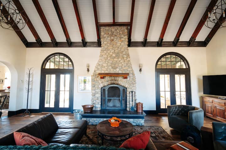 The Aspen Courtyard | Rooftop Hot Tub + Fireplaces - Buena Vista