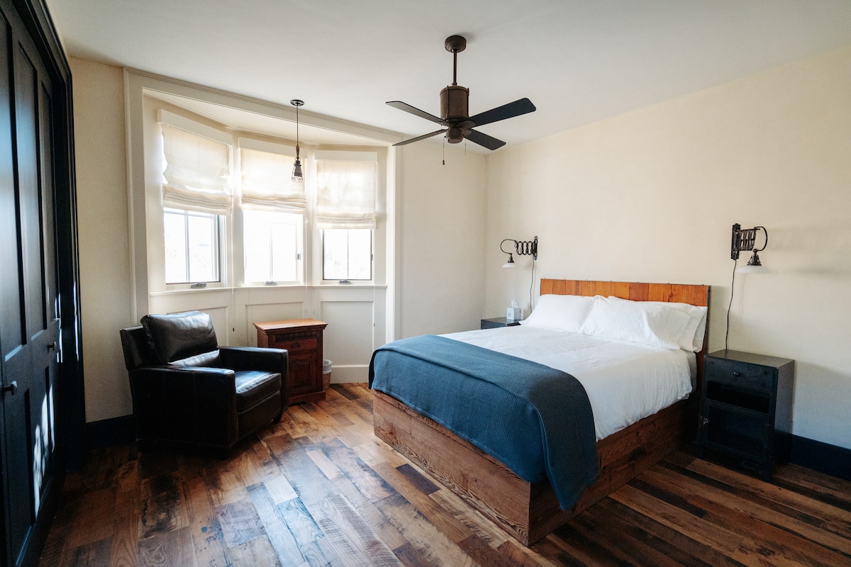 غرفة نوم كوين في الطابق الثاني.  خزانة ملابس رئيسية كبيرة. حمام مجاور مع حوض استحمام ودش منفصل. 