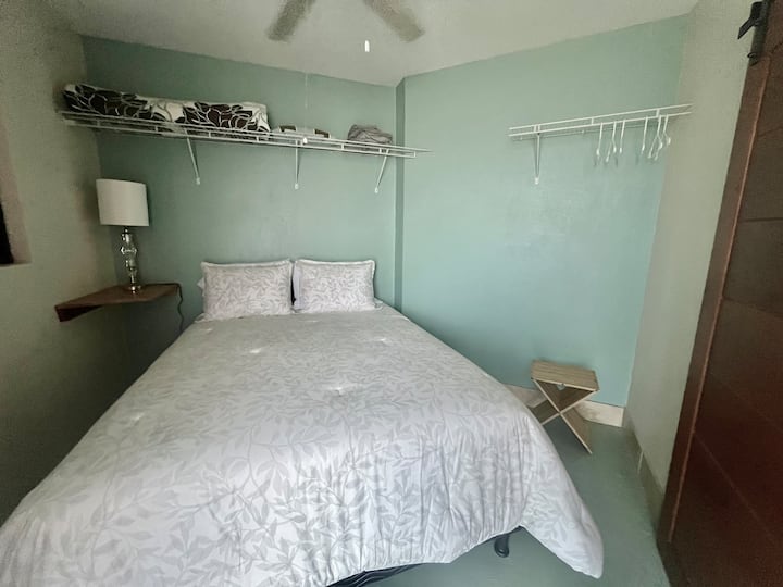 საძინებელში, რომელიც უზარმაზარი აუზის მოპირდაპირე მხარეს მდებარეობს, დგას ძალიან კომფორტული 152‑203 სმ ზომის საწოლი, ჭერზე დამონტაჟებულია ვენტილატორი, ასევე, არის აბაზანა‑ტუალეტი.