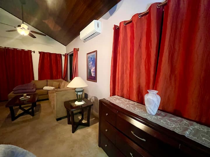 მასტერსუიტა, რომელშიც არის კომფორტული საწოლი 183×213 სმ, დიდი დივანი, ტელევიზორი და თაროები, სადაც დაგხვდებათ წიგნები, თამაშები, პაზლები, საბავშვო სათამაშოები, ასევე, ცალკე სააბაზანო, სადაც არის საშხაპე და აბაზანა
