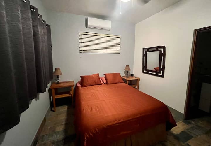 ეს საძინებელი 150‑179 სმ ზომის საწოლითა და საკუთარი სააბაზანოთი მდებარეობს ქვედა სართულზე, უსასრულო პანორამული ხედის მქონე აუზის მოპირდაპირედ. აქვეა ჭერის ვენტილატორი, კონდიციონერი, დიდი პირადი სააბაზანო და კარადა.