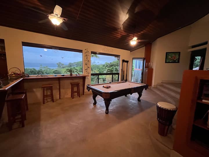 ამ საცხოვრებლის გაშლილი მისაღები ოთახი გრძელდება მთავარი შესასვლელიდან აუზის, ბარის და სასადილო ოთახის გავლით, სანამ მისაღები ოთახი პატიოს, ტბისა და ვულკანის შესანიშნავ ხედებს, კერძო სპორტდარბაზს, უსასრულო ტიპის საცურაო აუზსა და ჯაკუზის აუზს არ გადაერთვება.