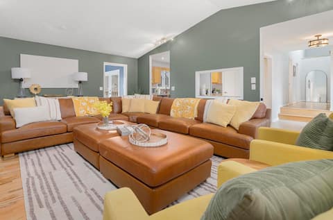 Popular Airbnb listing: Fam & Pet Friendly Kingsport Home - 3br - Deck in Kingsport