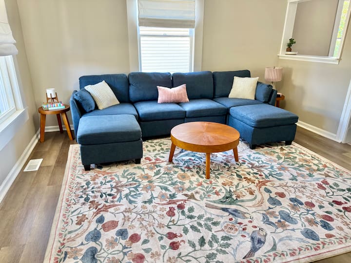 הספה מודולרית כך שניתן לסדר אותה למיטה. 