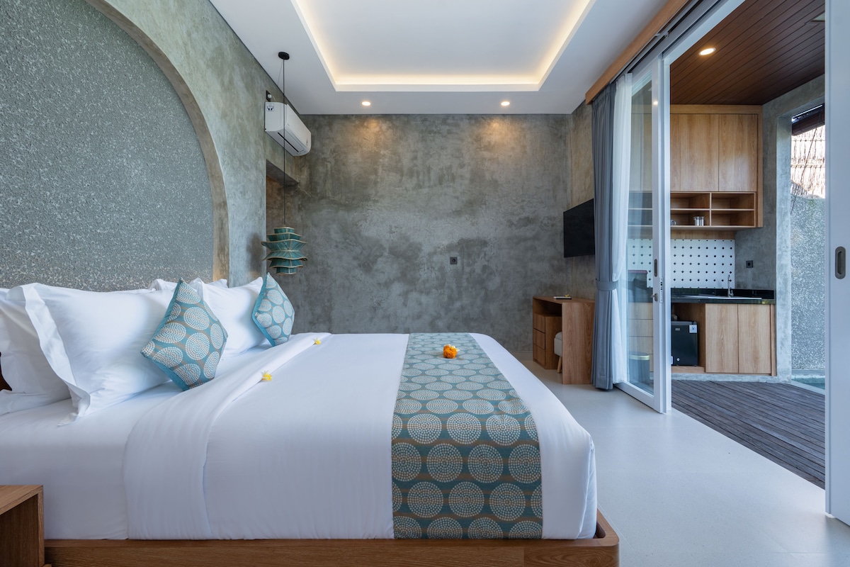 חדר שינה עם נוף לבריכה