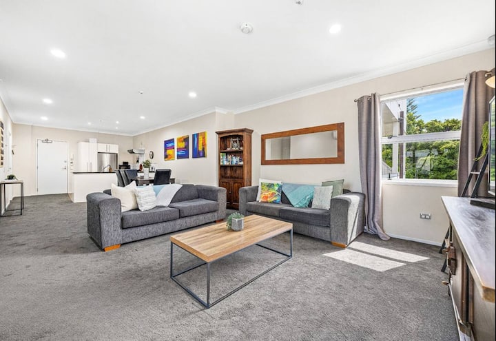 Modern 2-bedroom City Retreat With Parking - Auckland