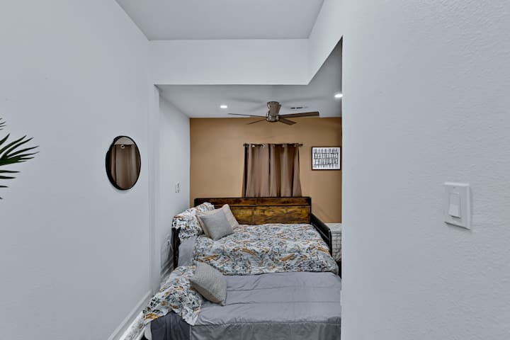 Un dormitorio acogedor y versátil con un dormitorio con un sofá cama doble que se convierte en una cama tamaño king. Incluye una estación de carga incorporada. Perfecto para relajarse o alojar huéspedes adicionales.