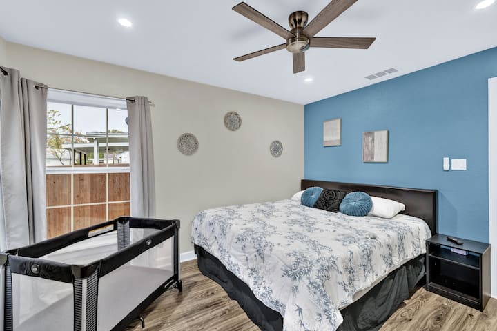 Dormitorio principal con una cama tamaño king de espuma viscoelástica, almohadas de felpa, televisor inteligente con aplicaciones de transmisión y más de 1400 canales gratuitos.  Incluye pack n play, cochecito y una silla alta para familias. Amplio armario con un montón de perchas para desempacar.