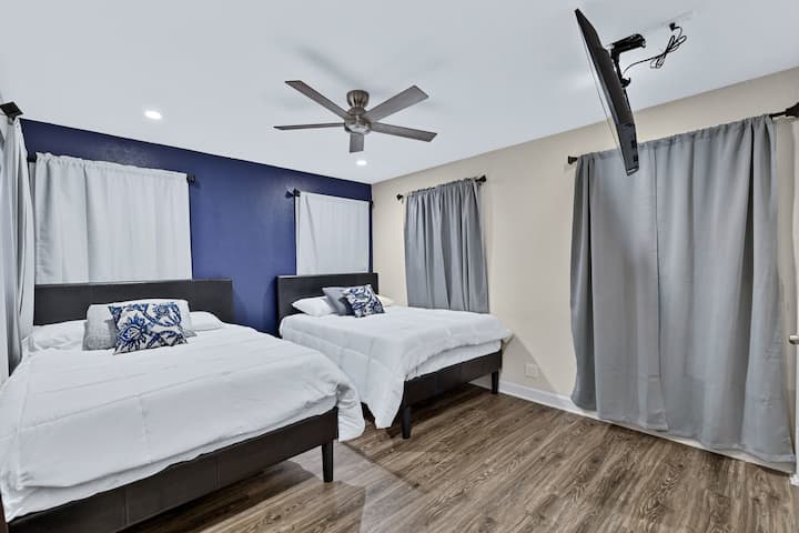 Dos camas de tamaño completo con mantas adicionales, almohadas y televisor inteligente de 42 pulgadas con canales preinstalados. Espacio en el armario, portaequipajes y estación de carga de teléfonos celulares en la mesita de noche. 