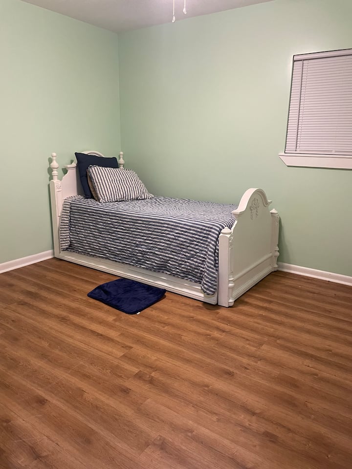 Esta es una cama nido con 2 camas individuales. 