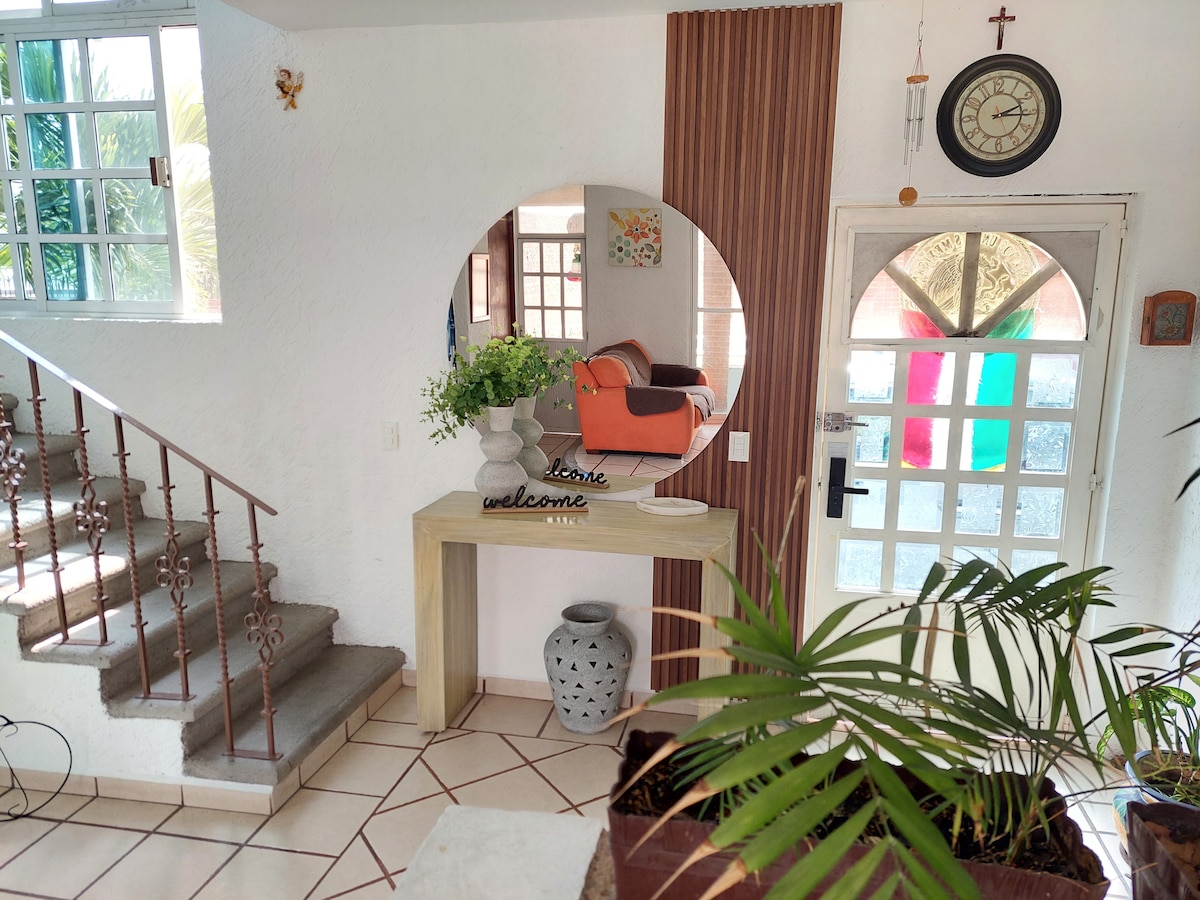 Anuncio de Airbnb popular: "Los Peregrina" House, Pool, Garden, Private Section en Cuernavaca
