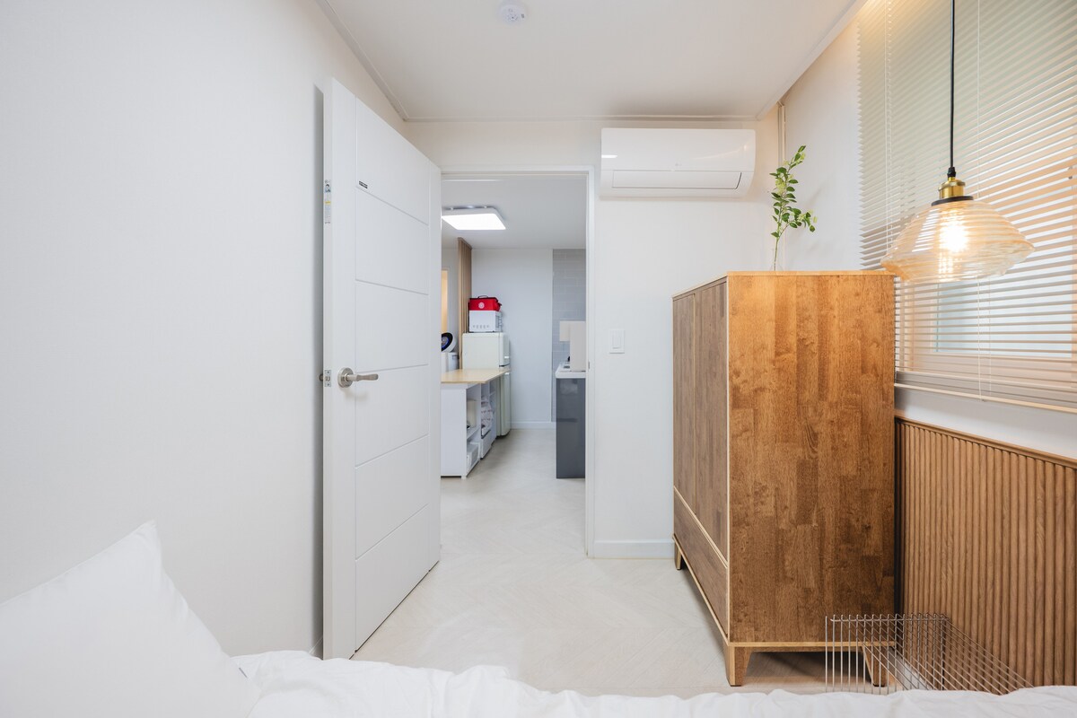 إنها غرفة حيث يغرق الضوء الأبيض ببطء.
يبدو الأمر وكأن الضوضاء تُترك خارج الباب، والدفء والأضواء الناعمة للأشجار تنظم اليوم.
مسكن هادئ ومطمئن حيث لا يتعين عليك القيام بأي شيء.