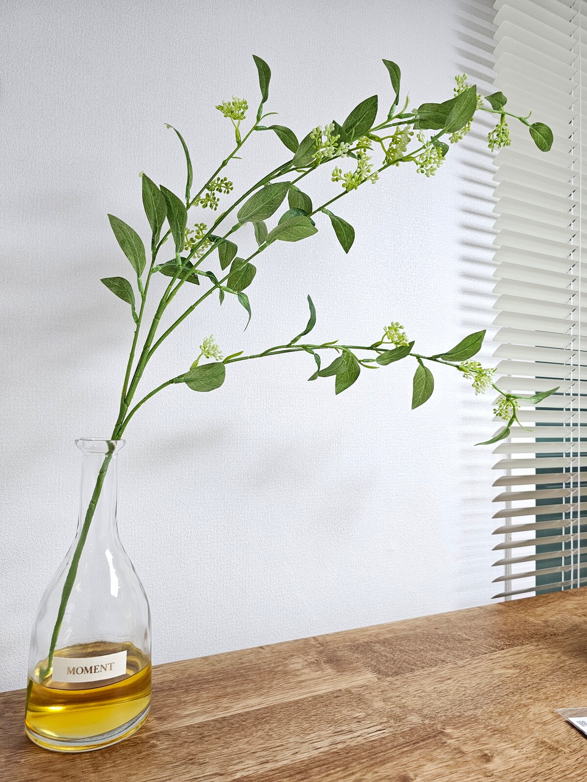 زجاجة شفافة تحمل عبارة "Above Deceased Time"
نفس الأخضر يميل بهدوء.

لا أقول أي شيء
لا تفوت اللحظة.
الضوء والنسيم يشعران بالإرهاق قليلاً.

بعد الظهر في عجلة من أمرها،
لا يوجد أي شيء في يدي.
العقل يمتلئ.
جمال هذا "الموجز".