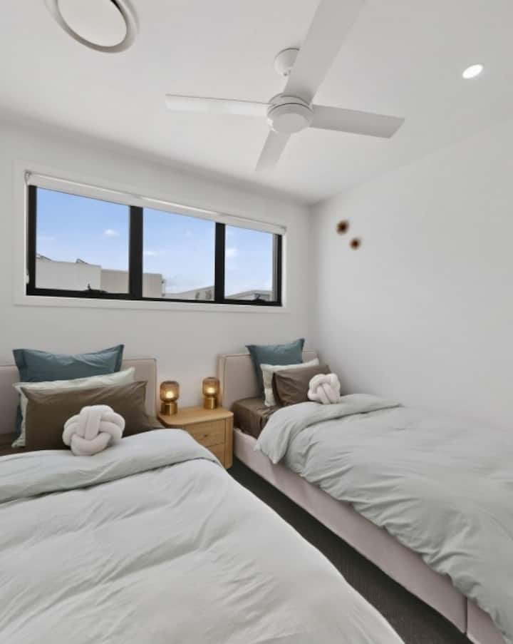 Bedroom 3 featuring 2 king single beds, ducted air conditioning and ceiling fan.