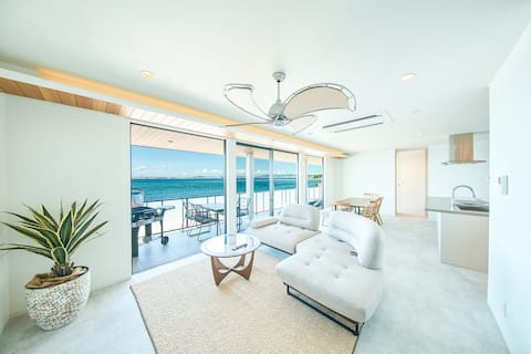 Overlooking the sea of Awaji Island! Sauna and jacuzzi available. Ocean Front Villa